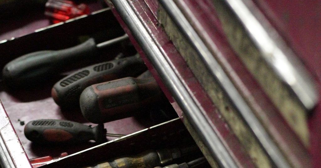 instalación eléctrica camper sistema eléctrico para furgoneta camper kit eléctrico preinstalado sistemas solares para camper caja eléctrica para camper batería litio camper inversor cargador Victron centralita control energía autonomía energética furgoneta instalación eléctrica para embarcaciones