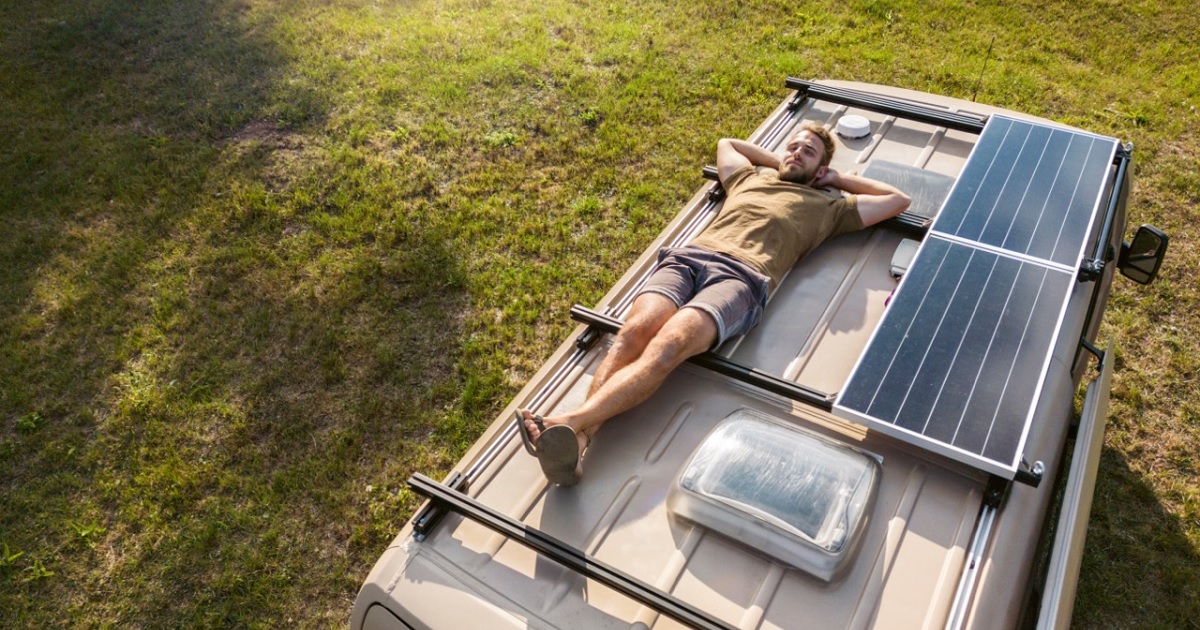 Instalación eléctrica y sistemas solares en furgoneta camperizada