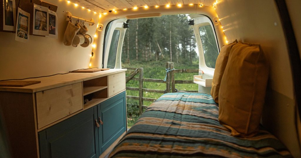 Viajar en furgoneta camper equipada con sistema eléctrico preinstalado