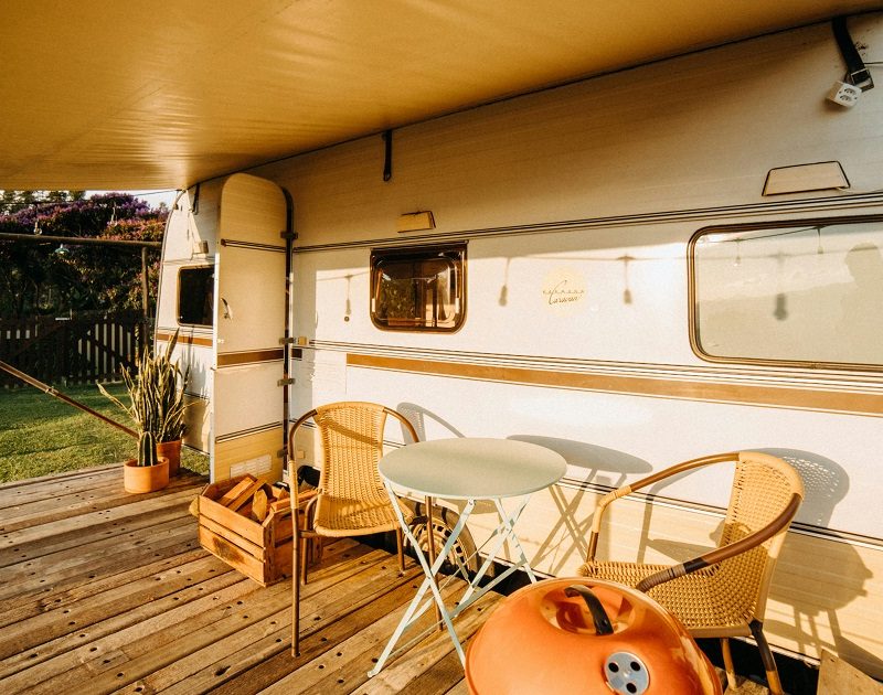 Caravana equipada con un sistema eléctrico NautiVans para energía segura y autónoma