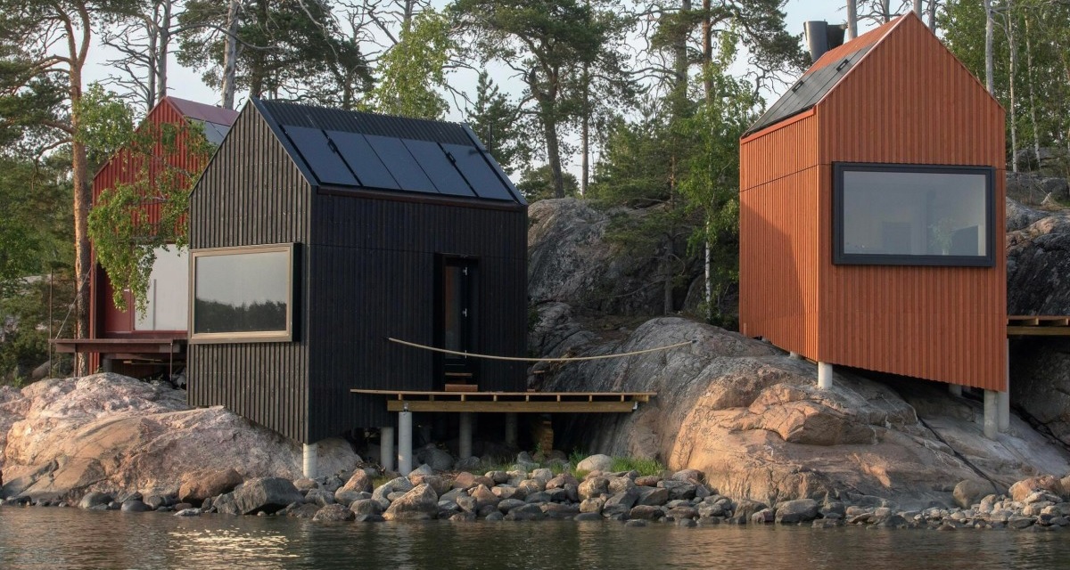 Sistema eléctrico para cabaña aislada con energía solar, baterías e inversor fuera de red. Cabaña aislada en entorno natural con sistemas eléctricos para cabañas o casas aisladas fuera de la red eléctrica