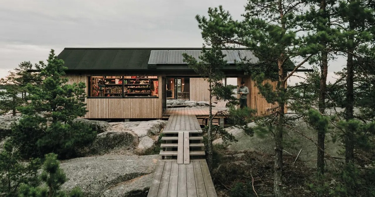 Sistema eléctrico para cabaña aislada con energía solar, baterías e inversor fuera de red. Cabaña aislada en entorno natural con sistemas eléctricos para cabañas o casas aisladas fuera de la red eléctrica