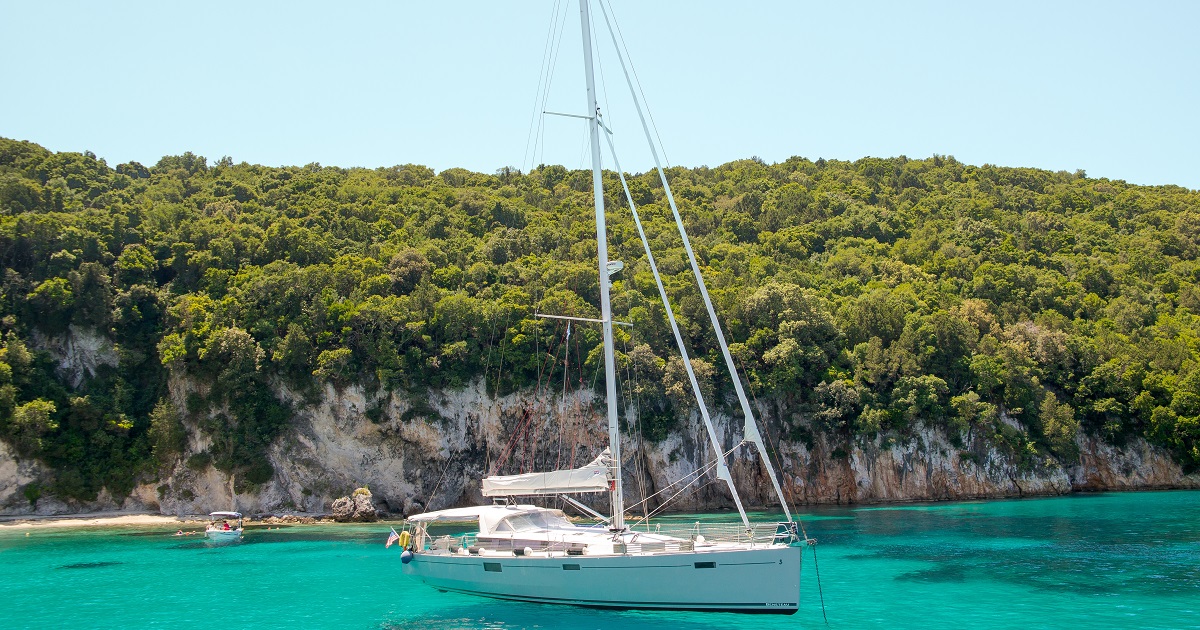 Sistema eléctrico para velero con recarga solar, alternador y 230V